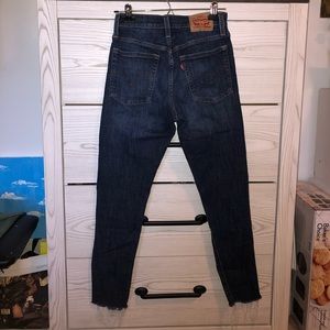 Dark wash Levi’s wedgie skinny jean